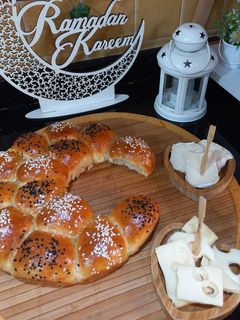 صورة لوصفة خبز محشي بالجبن على شكل هلال رمضان