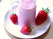 Une photo de smoothie blender fraise