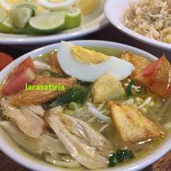 A picture of Soto Ayam Komplit.
