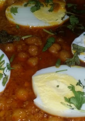 A picture of White chany with boiled egg.