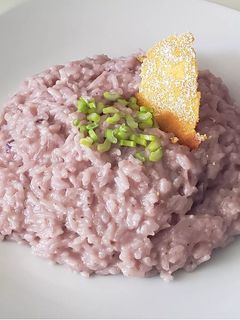 Una foto de Risotto de aceituna morada y queso de cabra