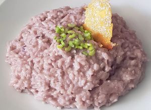 Una foto de Risotto de aceituna morada y queso de cabra