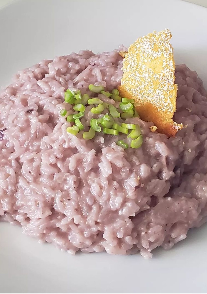 Una foto de Risotto de aceituna morada y queso de cabra