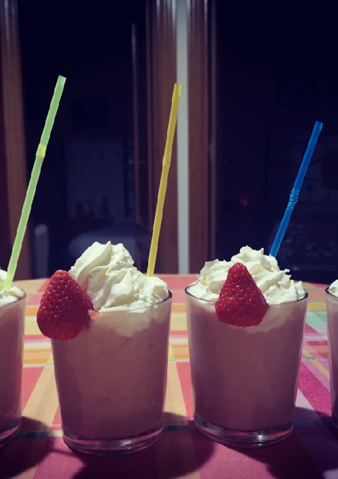 Una foto de Batido de fresas y plátanos