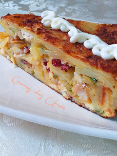 Una foto de Tortilla de patatas con pulpo, cebolla y pimiento verde