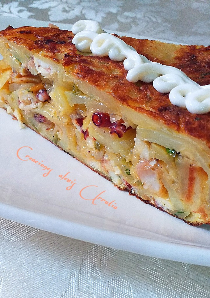 Una foto de Tortilla de patatas con pulpo, cebolla y pimiento verde