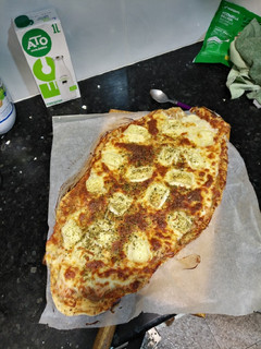 Una foto de Pizza queso brie y salmón