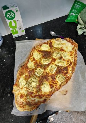 Una foto de Pizza queso brie y salmón