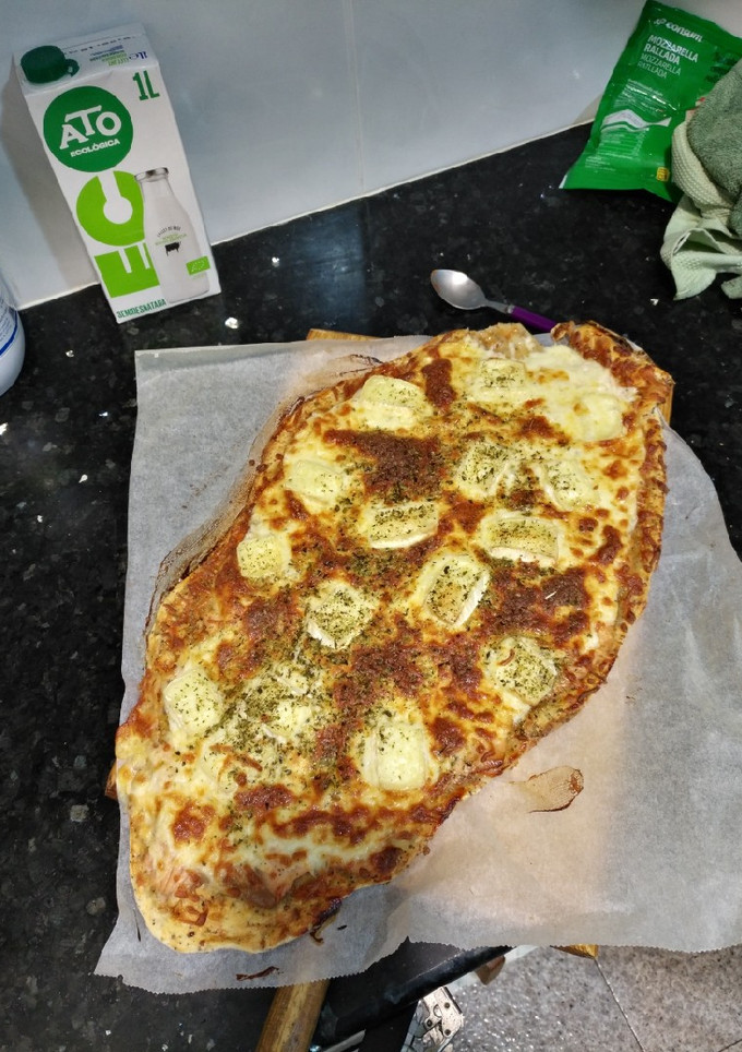 Una foto de Pizza queso brie y salmón