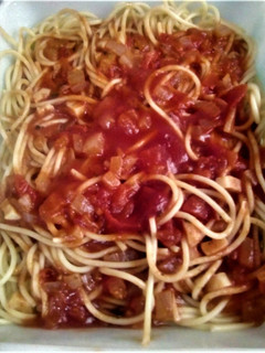 Una foto de Spaguettis en "Salsa Roja"