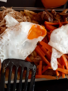 Una foto de Bibimbap, fácil y delicioso plato coreano