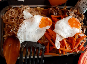 Una foto de Bibimbap, fácil y delicioso plato coreano