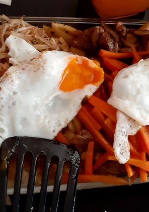 Una foto de Bibimbap, fácil y delicioso plato coreano