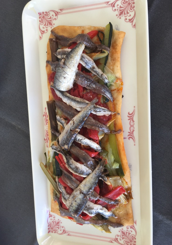 Una foto de Coca de verduras 🌶 🍅🥒🌽 con sardinas y anchoas