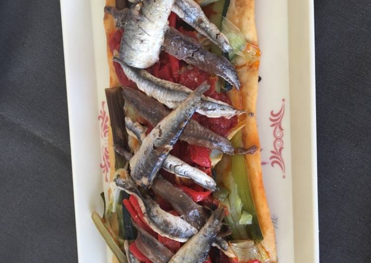 Coca de verduras 🌶 🍅🥒🌽 con sardinas y anchoas