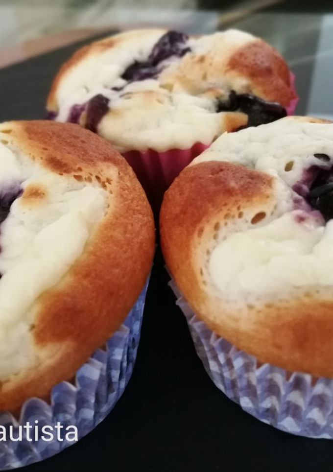 Una foto de Muffins de arándanos y queso