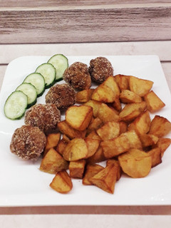 Sajtos fasírt, fűszeres újkrumplival recept fotója
