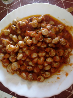 Una foto de Caracoles con cebolla y tomate