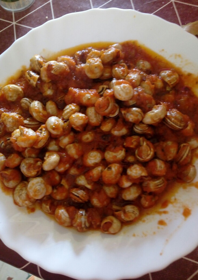 Una foto de Caracoles con cebolla y tomate