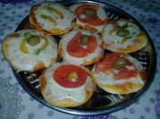 Una foto de pizzetas con harina leudante