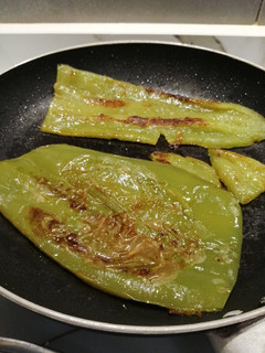 Una foto de Pimientos fritos (asados) dorados y tiernos fácil