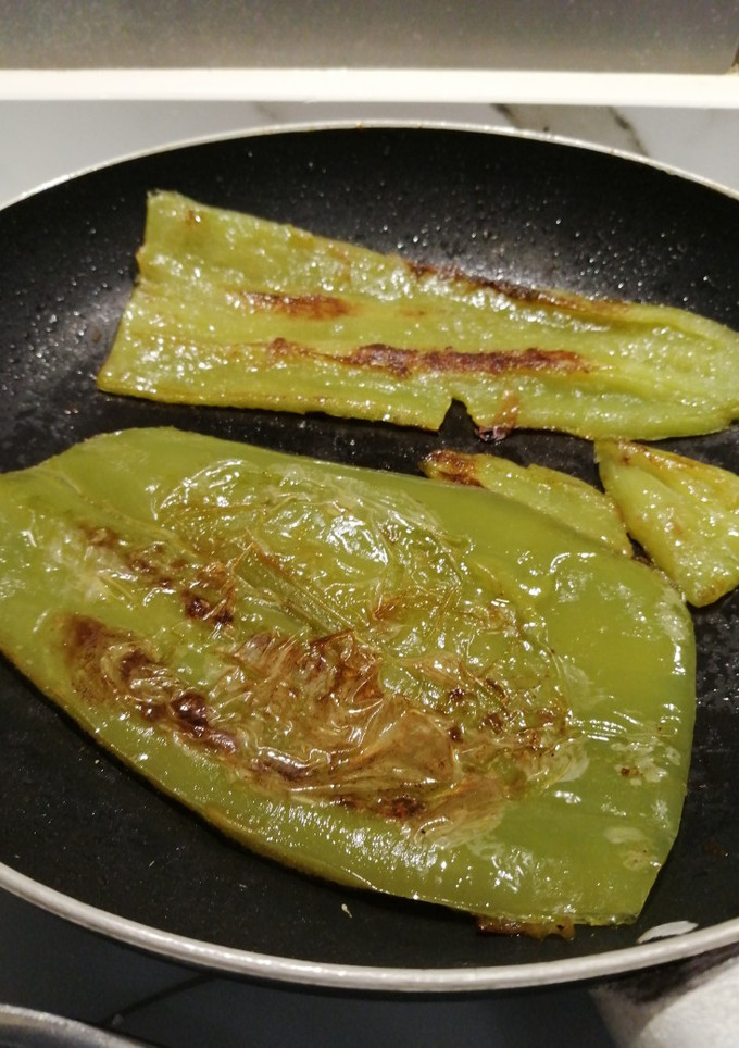 Una foto de Pimientos fritos (asados) dorados y tiernos fácil