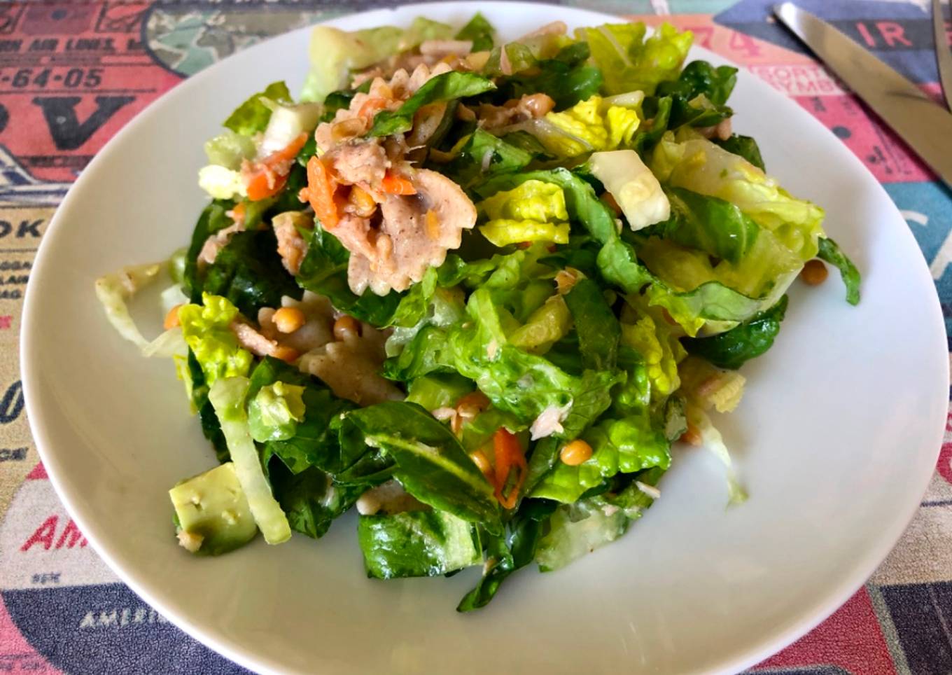 Ensalada de pastas, lentejas y verduras