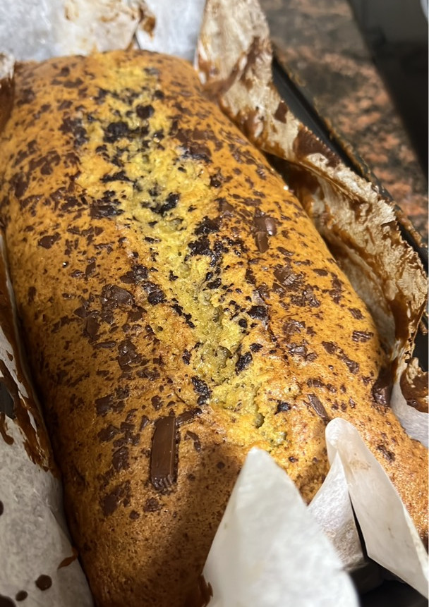 Una foto de Budín de banana con dulce de lechee 🧡