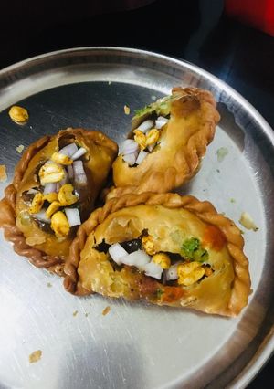 ઘૂઘરા (Ghughra Recipe In Gujarati) રેસીપી મુખ્ય ફોટો