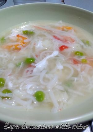 Una foto de Sopa de marisco estilo chino