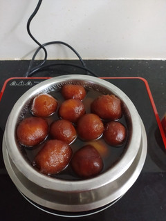 குலோப் ஜாமூன் மிக்ஸ் வித் வீட் குலோப் ஜாமூன்(gulab jamun recipe in tamil) செய்முறை முக்கிய புகைப்படம்