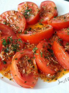 Una foto de Tomates aliñados con chimichurri rojo