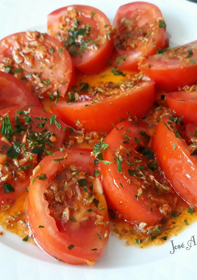 Una foto de Tomates aliñados con chimichurri rojo