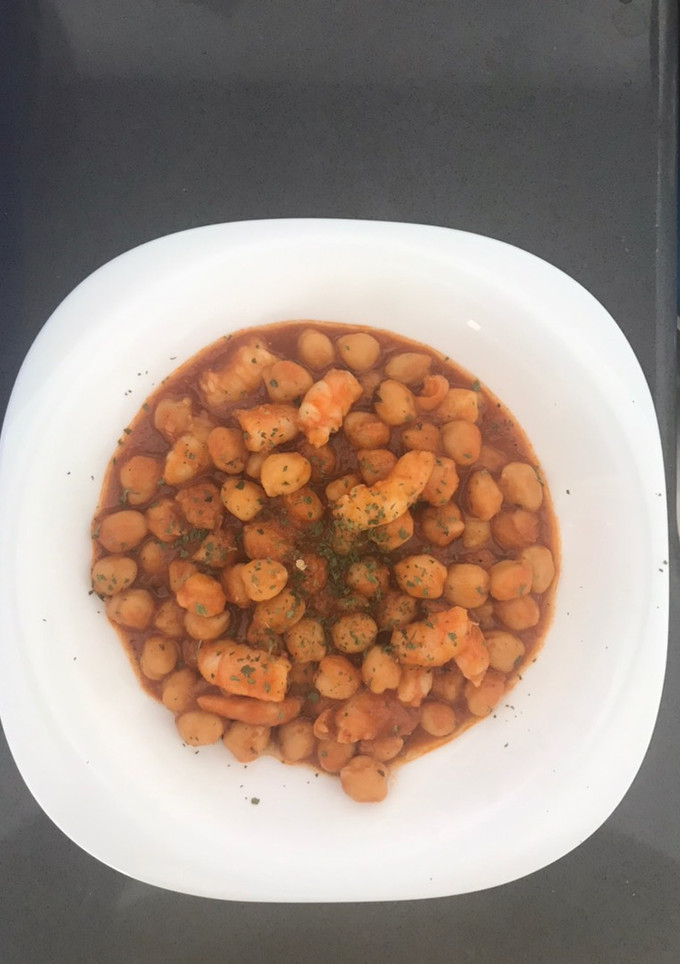 Una foto de Garbanzos con langostinos