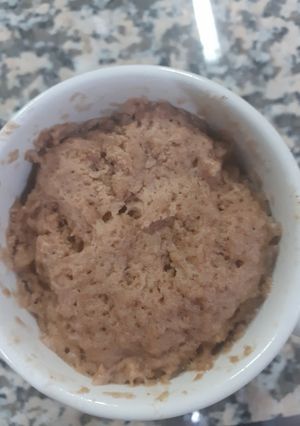 Una foto de Brownie de chocolate en taza sin huevo y sin leche