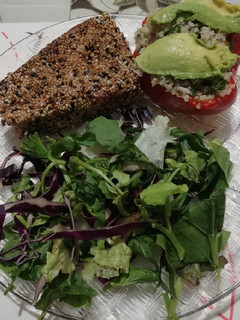 Una foto de Pimiento rostizado con quinoa y atún en costra de sésamo