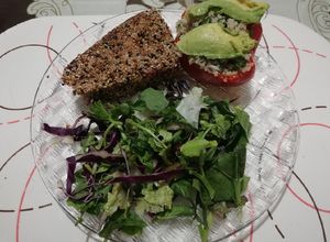 Una foto de Pimiento rostizado con quinoa y atún en costra de sésamo