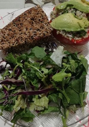Una foto de Pimiento rostizado con quinoa y atún en costra de sésamo