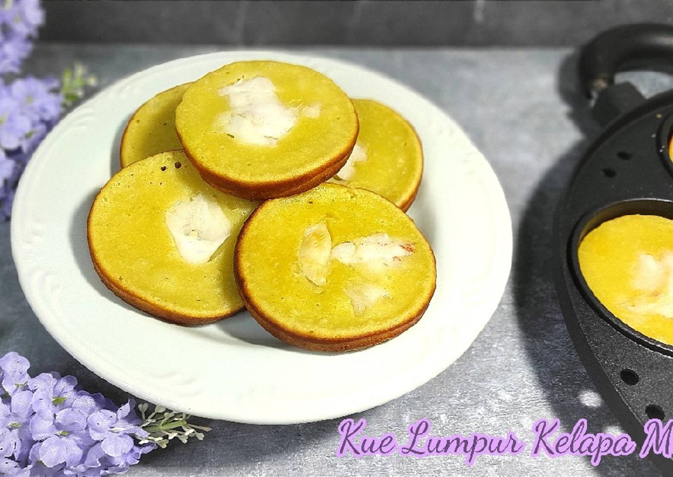 13. Kue Lumpur Kelapa Muda