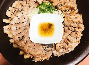 Hình của món Thịt ba chỉ luộc kiểu hàn 보삼.