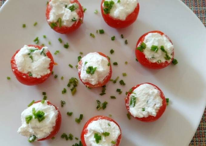 Pomordorini e caprino cherry tomatoes stuffed with goat's cheese