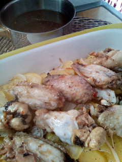 Una foto de Alitas de pollo a la CocaCola y patatas panaderas