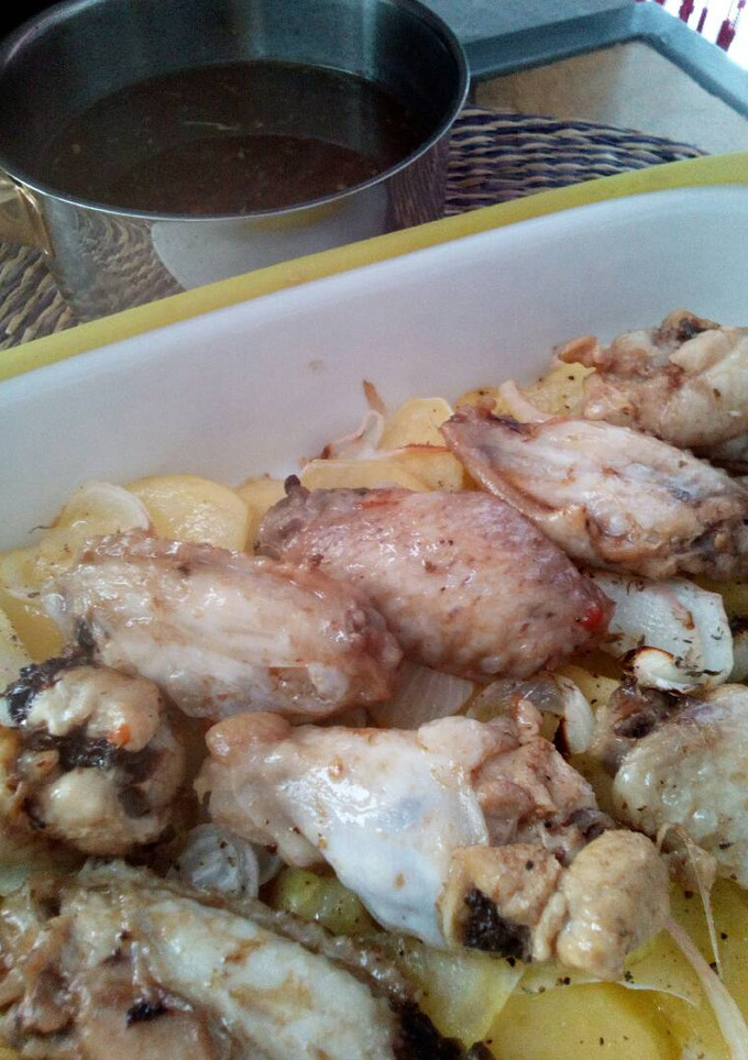 Una foto de Alitas de pollo a la CocaCola y patatas panaderas
