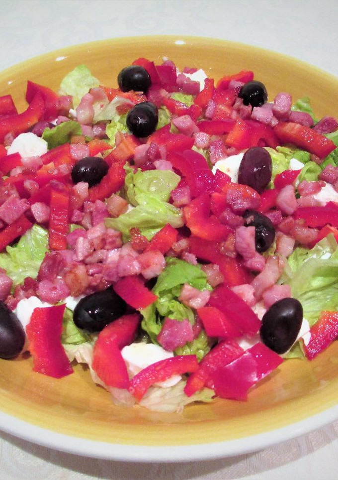 Una foto de Ensalada con beicon y olivas de Aragón