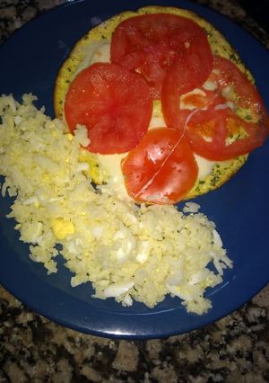 Una foto de Omelette queso cremoso y tomate. Guarnición arroz con huevo