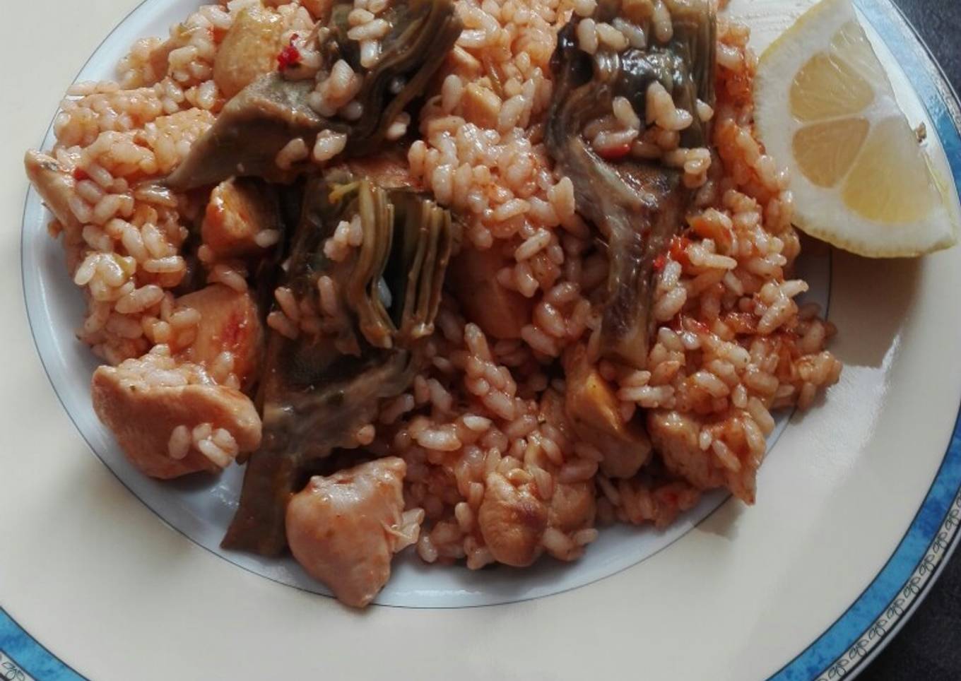Arroz con pollo y alcachofas