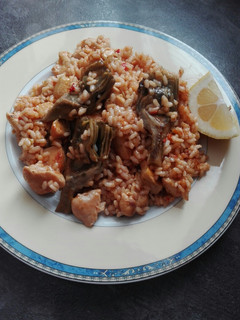 Una foto de Arroz con pollo y alcachofas