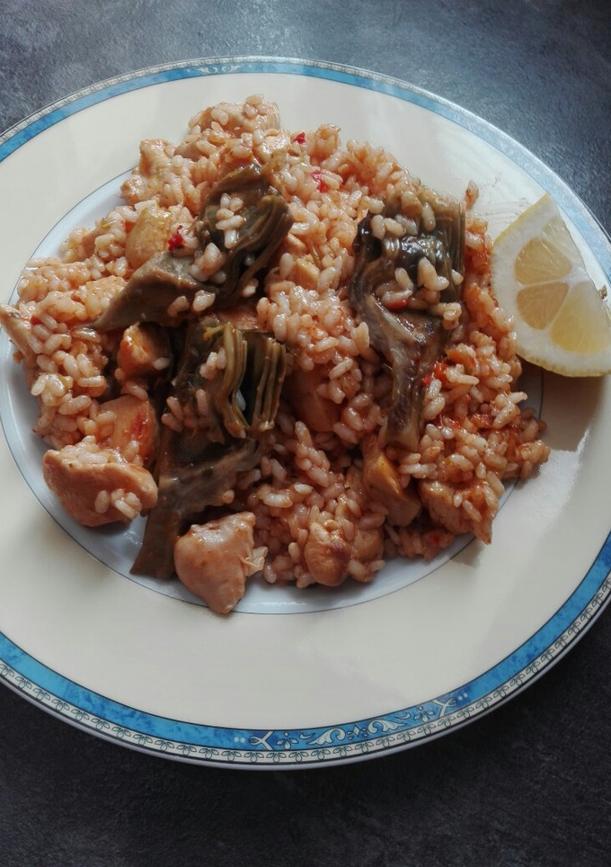 Una foto de Arroz con pollo y alcachofas