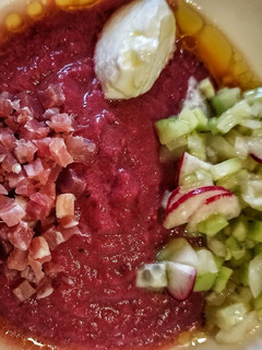Una foto de Salmorejo de remolacha y yogurt griego