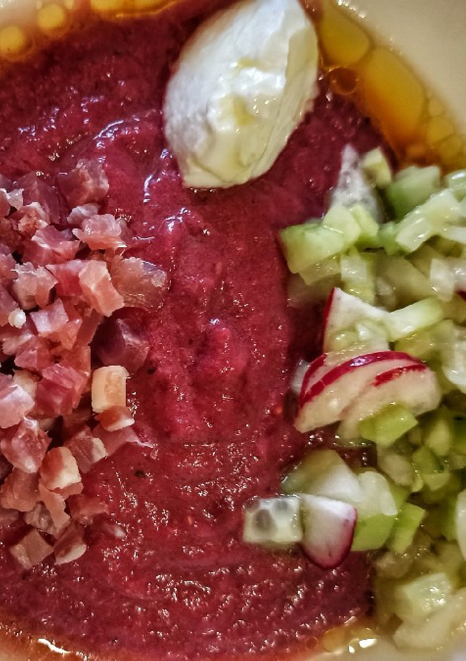 Una foto de Salmorejo de remolacha y yogurt griego